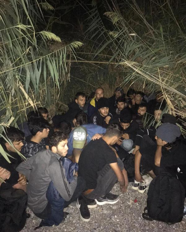 Antalya'da sazlıklar arasında saklanan 28 kaçak göçmen yakalandı - Resim: 0