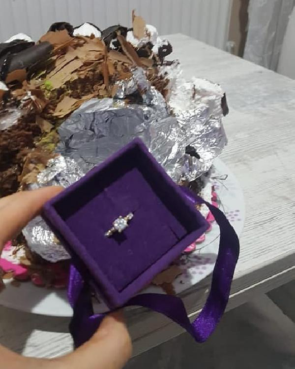 Amasya'da yılbaşı pastasından tektaş yüzük çıktı! Vatandaş şaşkına döndü - Resim: 0