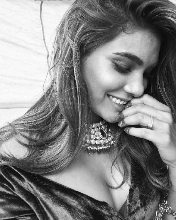 Pakistan’da düşen uçakta ünlü model Zara Abid de öldü - Resim: 2