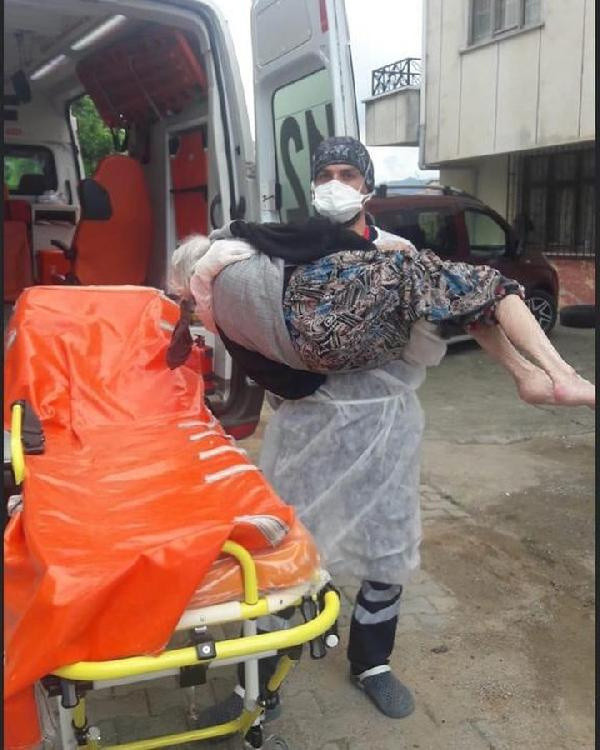 Rize'de sağlık çalışanı evinde karantinaya alınacak yaşlı kadını kucağında taşıdı - Resim: 0