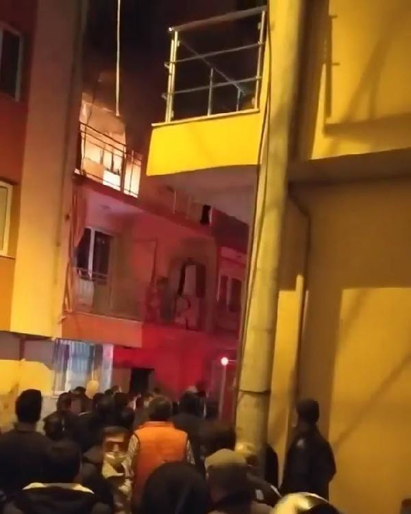 İzmir'de bir dairede çıkan yangında 1 kişi öldü 1 kişi de yaralandı - Resim: 1