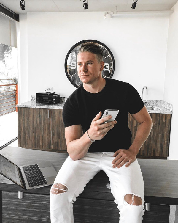 12 saatte evsiz kalmıştı! İki yıl içinde milyoner oldu - Resim: 0