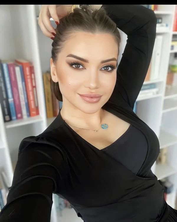 Sosyal medyadaki itiraflarıyla gündeme bomba gibi düşen Esra Ezmeci şimdi de çöpçatanlığa soyunuyor! - Resim: 2