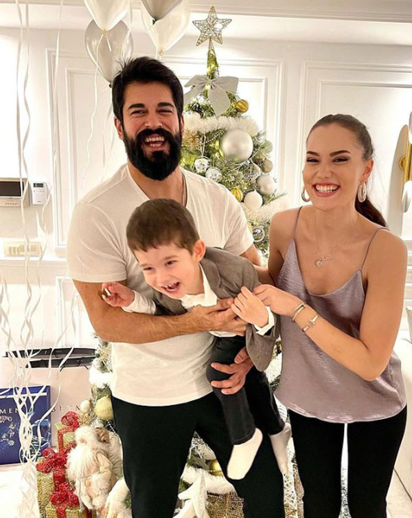 Fahriye Evcen ve Burak Özçivit'in dadı masrafı üçe katlanıyor! Bebeklerin ikiz olduğu ortaya çıktı - Resim: 0