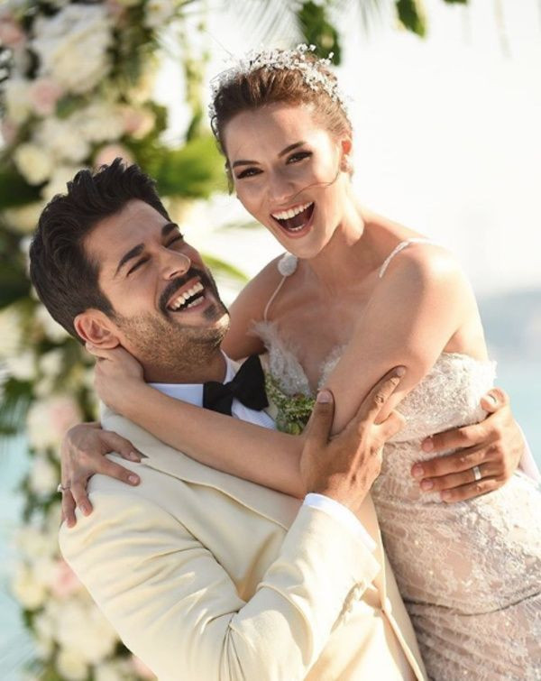 Fahriye Evcen'in son hali herkesi şaşırttı! Burak Özçivit ve Karan bebekle görüntülendi - Resim: 1