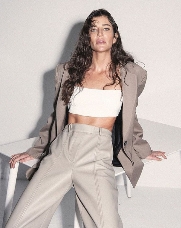 Berrak Tüzünataç yatağa uzandı, yeni dizisi için çırılçıplak poz verdi! O pozları herkesi büyüledi - Resim: 2