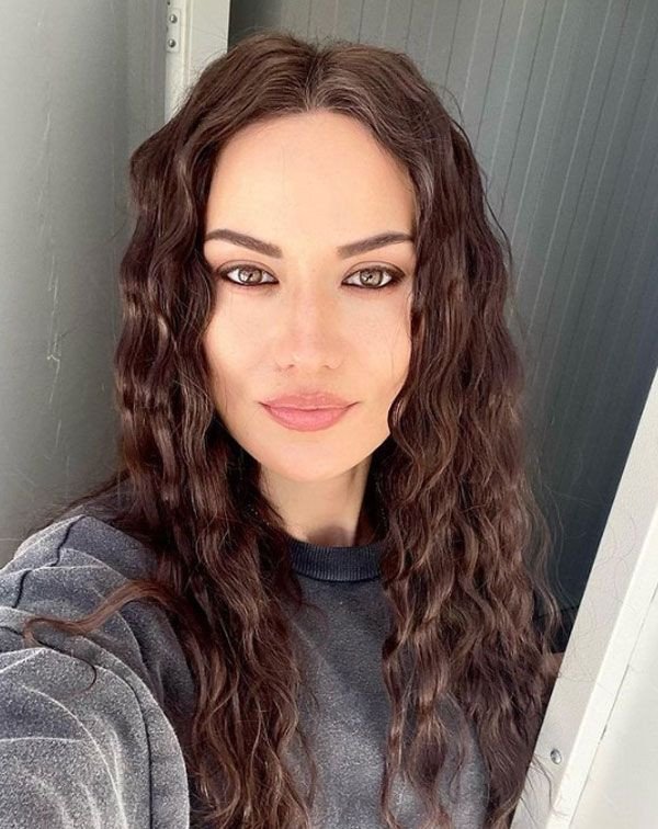 Fahriye Evcen'in kız kardeşini görenler güzelliğiyle büyülendi! Fahriye'den çok daha beğenildi - Resim: 3
