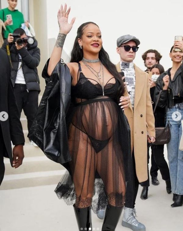 Karnı burnunda hamile Rihanna neredeyse çırılçıplak... Soğukta tül gecelikle cocuk dondu! - Resim: 4