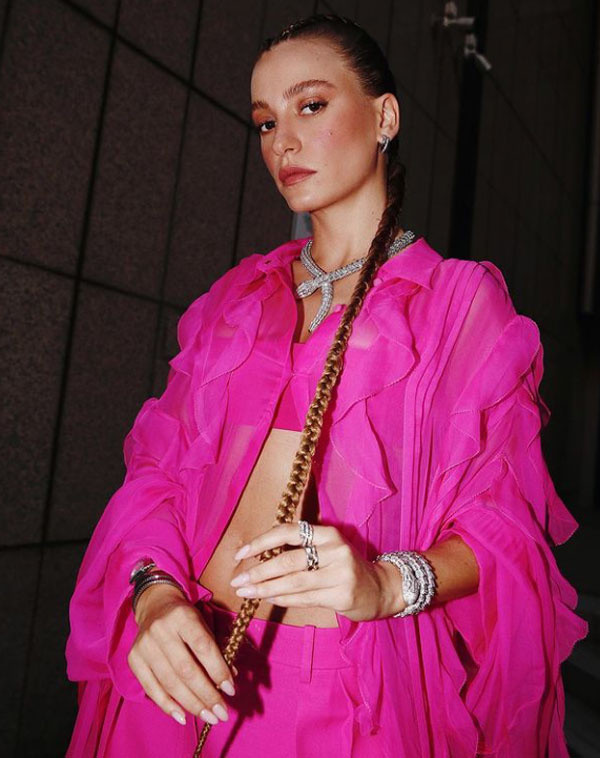 Marmaris'i ayağa kaldırılar! Burak Deniz ve Serenay Sarıkaya 'nın yeni dizisine şikayet yağdı - Resim: 0