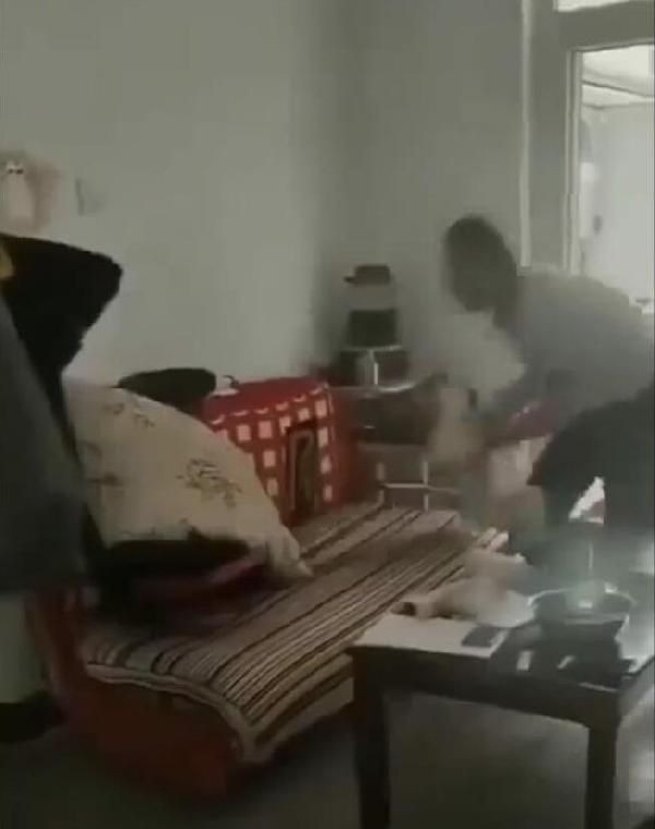 Samsun'dan dehşete düşüren görüntüler! Çocuğunu havaya kaldırıp çekyata fırlattı - Resim: 3