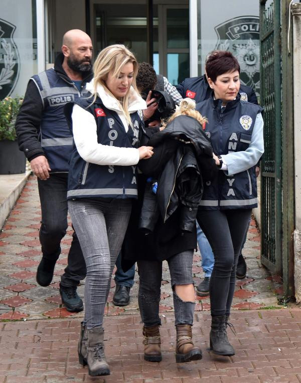 'Kocam evde yok' diye eve çağırıp uygunsuz görüntülerini çekti - Resim: 1