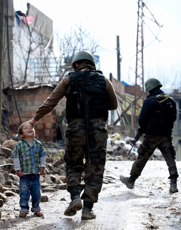 Günün karesi Silopi'den! Başı okşanan çocuğun mutluluğu - Resim: 3