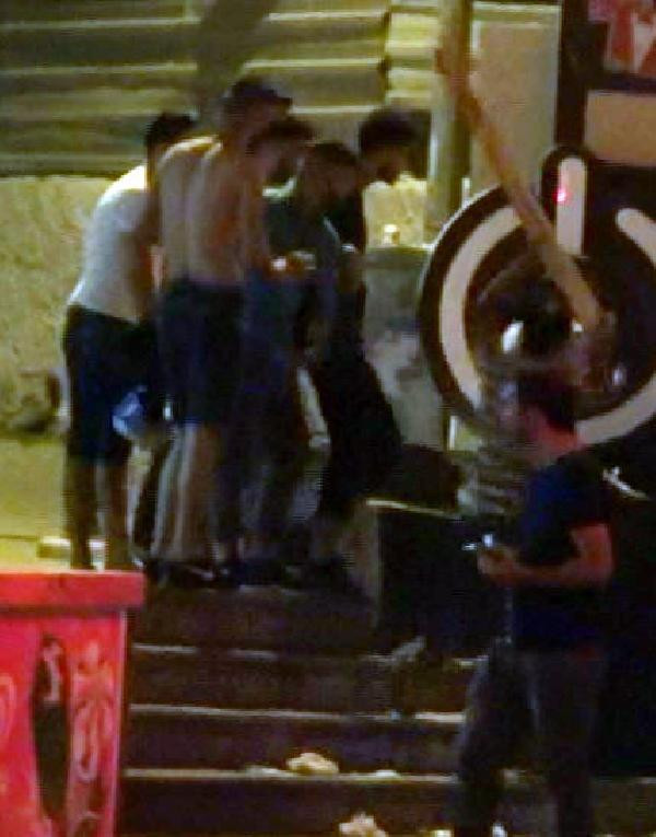 Mekanı basan Suriyelileri silahla kovaladı! - Resim: 3