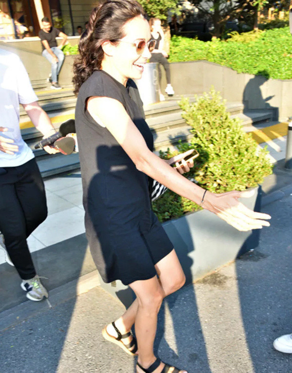 Sert tepkilerinden sonra güler yüzünü de gösterdi! Özgü Namal'ın yıllar sonra özlenen gülümsemesi göründü - Resim: 2