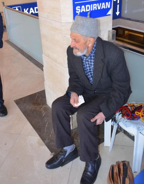 Avcılar'da tespih satan yaşlı adama vuran kişiye cemaatten tepki - Resim: 4