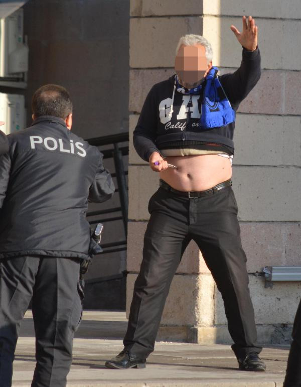 Valilik önünde kendisini bıçakla yaralamak istedi - Resim: 0