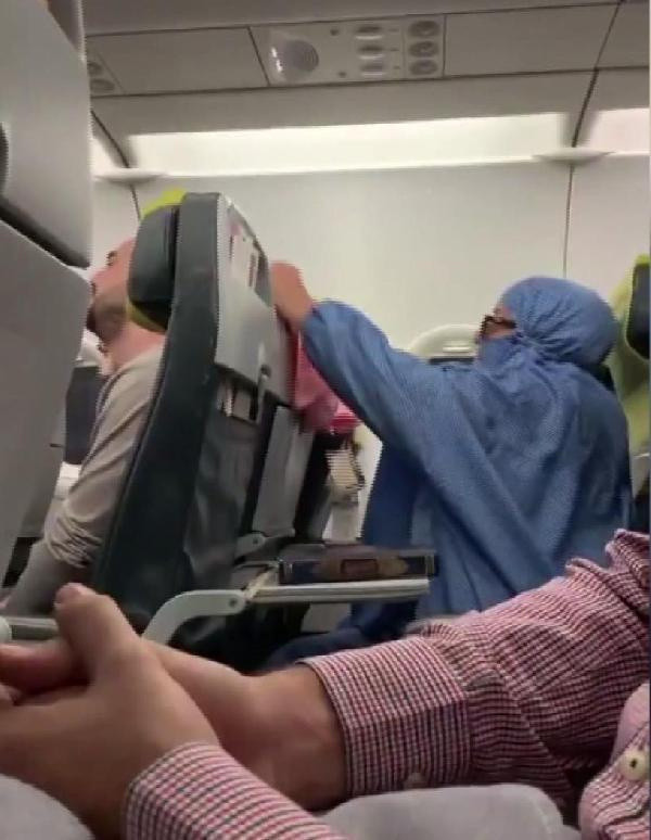 Uçakta “FETÖ'cüyüm, uçağı patlatacağım” diyen kadının oğlu bakın kim çıktı - Resim: 0