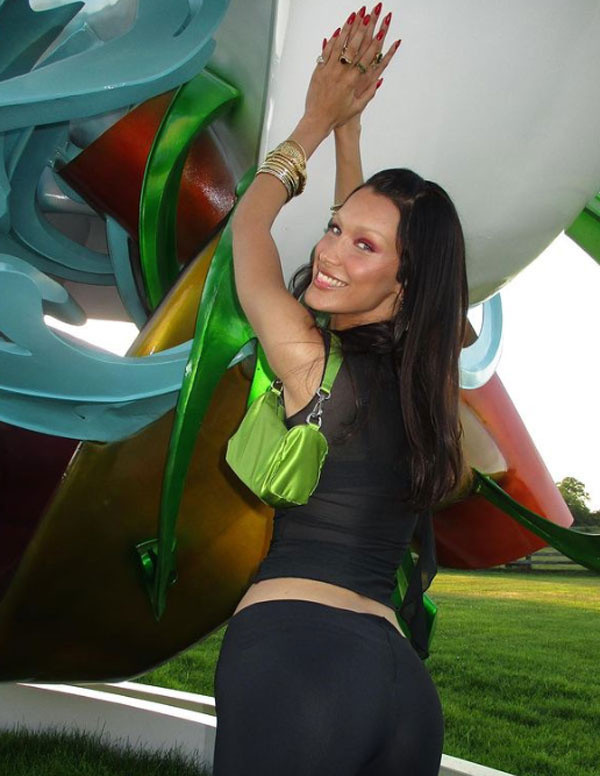 Filistinli model Bella Hadid cüretkar pozlarıyla nefesleri kesti. Deniz kenarında çıplak poz verdi - Resim: 2