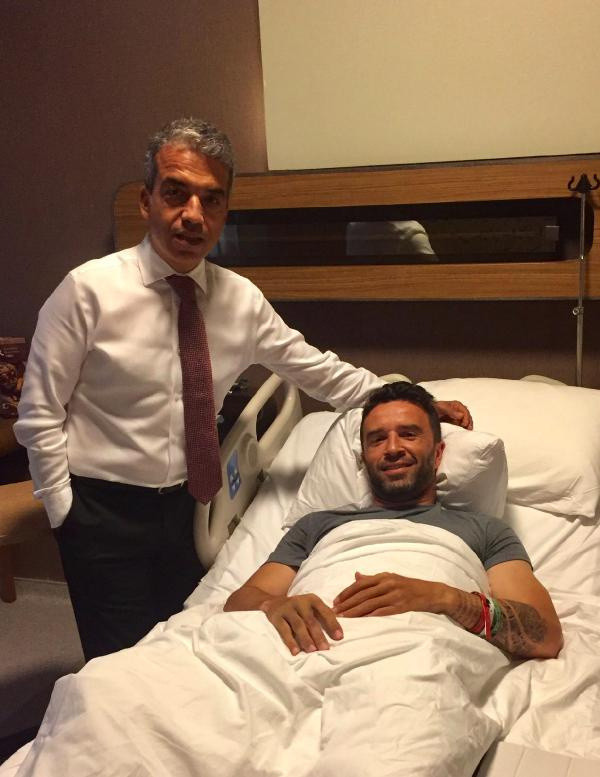 Beşiktaşlı futbolcu Gökhan Gönül, bıçak altına yattı - Resim: 0