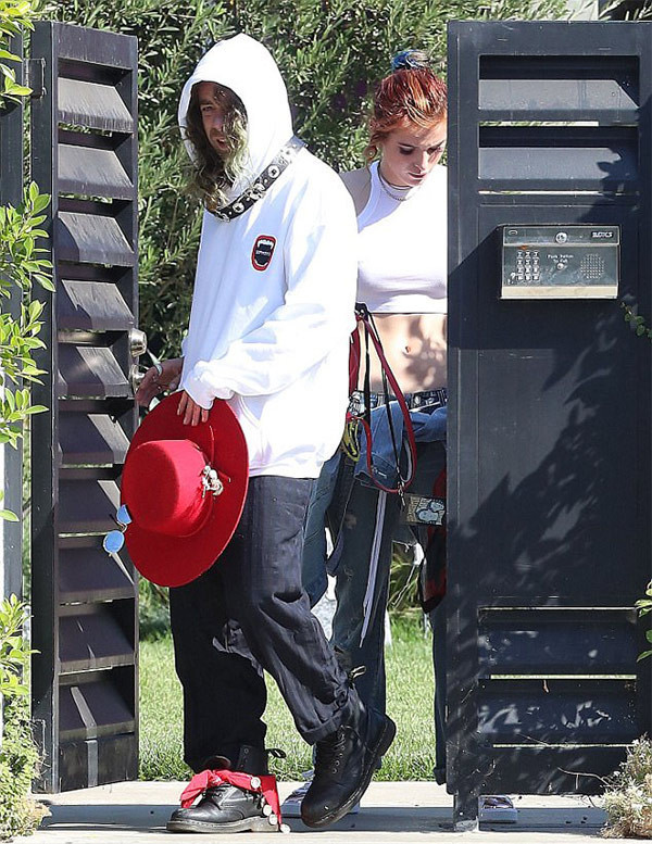 Ünlü oyuncu sokağa sutyensiz çıktı! Bakan bir daha baktı - Resim: 4