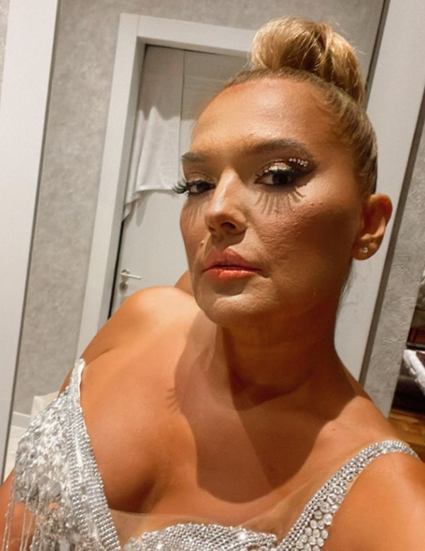 Demet Akalın dekoltesine "terbiyesizsin" yorumu yapan takipçisine cevabı yapıştırdı! Yanıtı olay oldu - Resim: 0