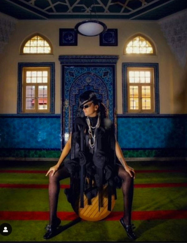 Eda Taşpınar'dan camide skaldal poz! Tepkiler gelince fotoğrafları sildi - Resim: 0