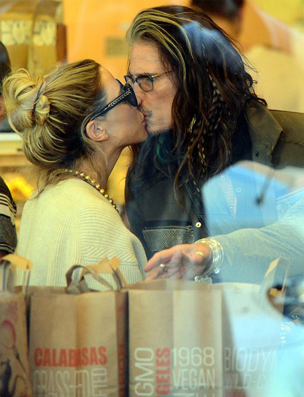 41 yaş küçük sevgilisiyle dudak dudağa! - Resim: 2