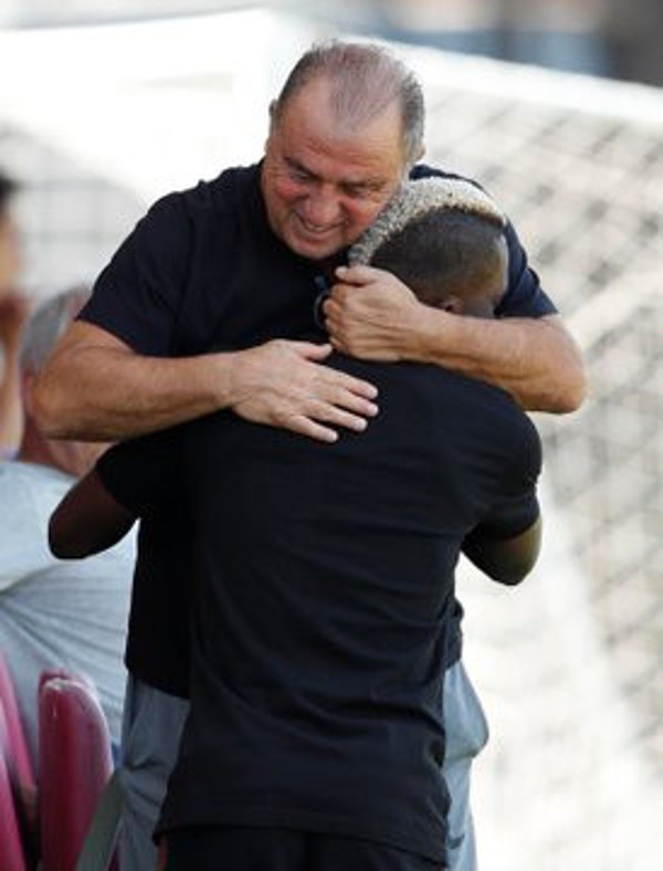 Henry onyekuru Galatasaray idmanını ziyaret etti! Fatih terim ile samimi görüntüleri dikkat çekti - Resim: 1