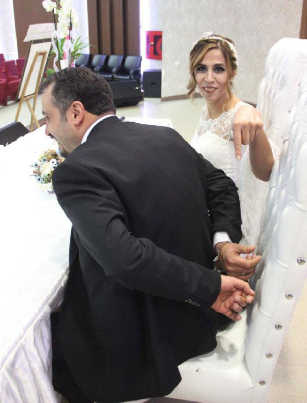 Damadı ters kelepçeyle nikah masasına götürdü - Resim: 3