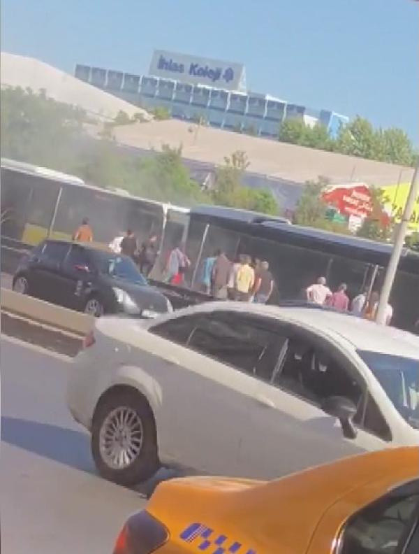Yenibosna'da metrobüste yangın paniği - Resim: 0