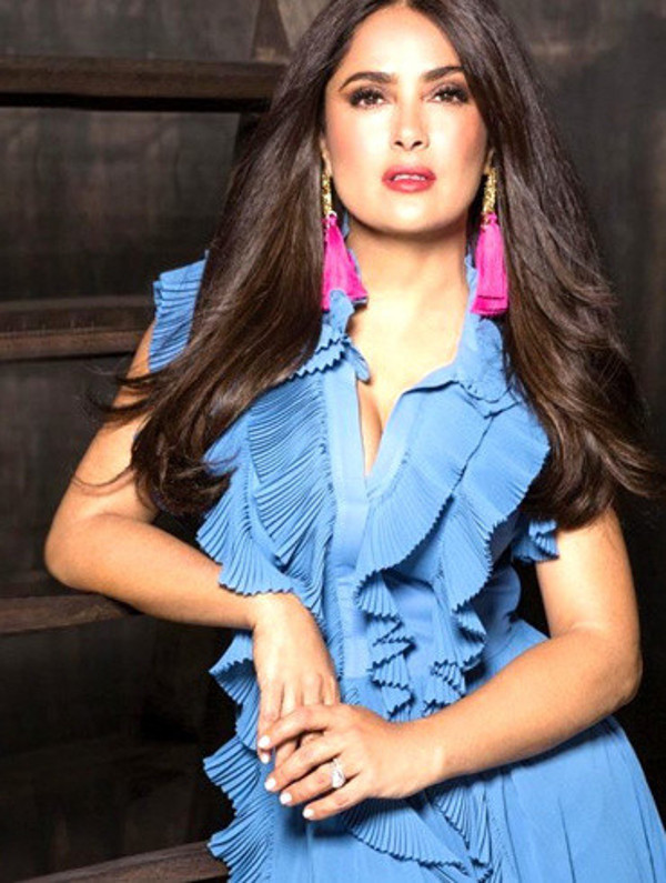 Salma Hayek kalça pozuyla nefes kesti!