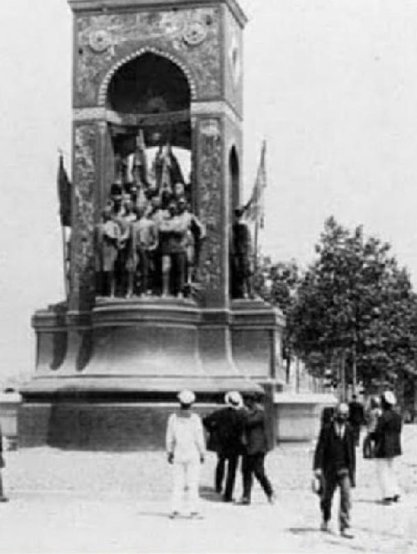 Fotoğraf çekenler fark etmiyor! Yıllar sonra Taksim Anıtı'ndaki o ayrıntı fark edildi - Resim: 1