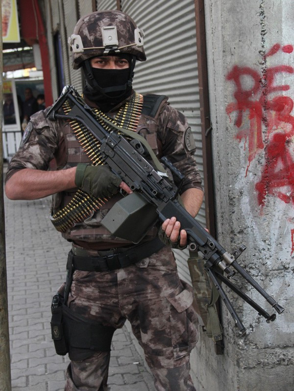 Polis duvarda Öcalan posterini görünce... - Resim: 4