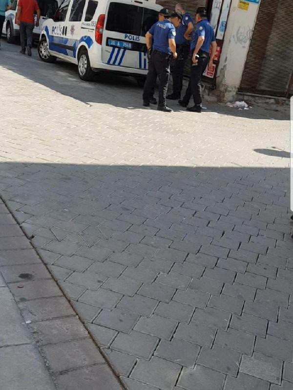 Eşini sokak ortasında defalarca bıçakladı! - Resim: 0