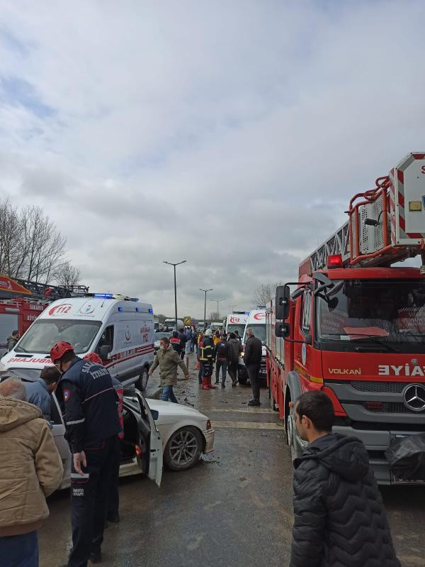 Sakarya'da yol ayrımında feci kaza! Yaralılar var - Resim: 0
