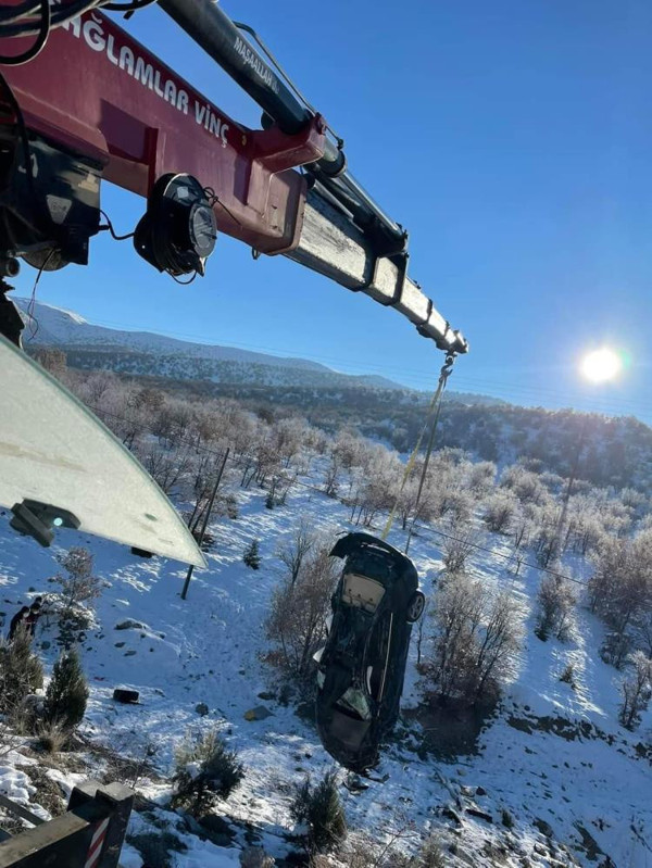 Afyonkarahisar'da araç uçuruma düştü 30 metre yuvarlandı! Feci kazadan acı haber geldi - Resim: 0