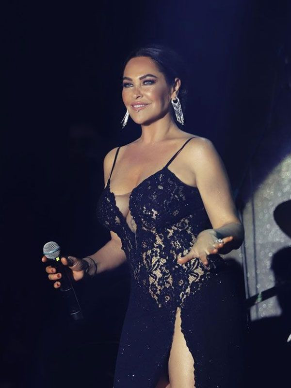 Hülya Avşar "Giyinmeye fırsat bulamadım" dedi bornozuyla sahneye çıktı! Görenler neye uğradığını şaşırdı - Resim: 3