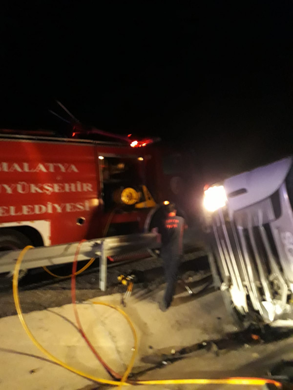 Malatya'da korkunç kaza TIR devrildi! - Resim: 0