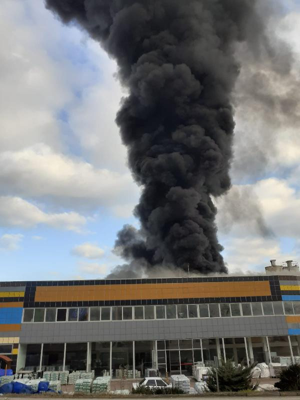 Samsun'da plastik fabrikasında korkutan yangın! Gökyüzünü dumanlar kapladı - Resim: 0