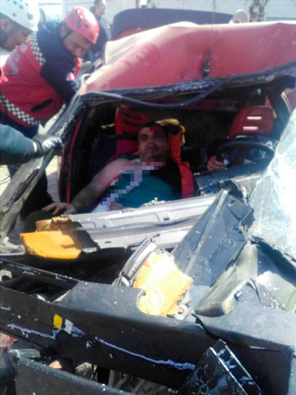 Sakarya'da temizlik aracına çarptı hurdaya dönen araçta sıkıştı - Resim: 1