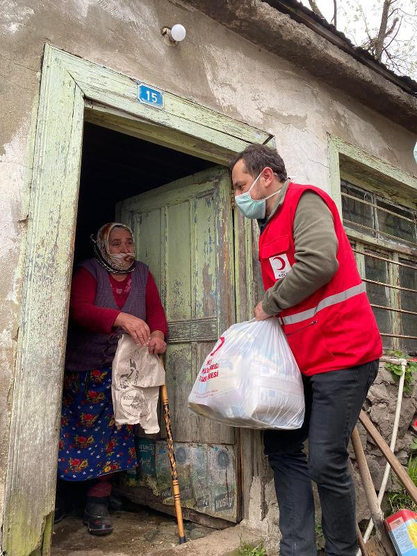 Emre Belözoğlu’ndan Trabzon’daki ihtiyaç sahiplerine yardım - Resim: 0