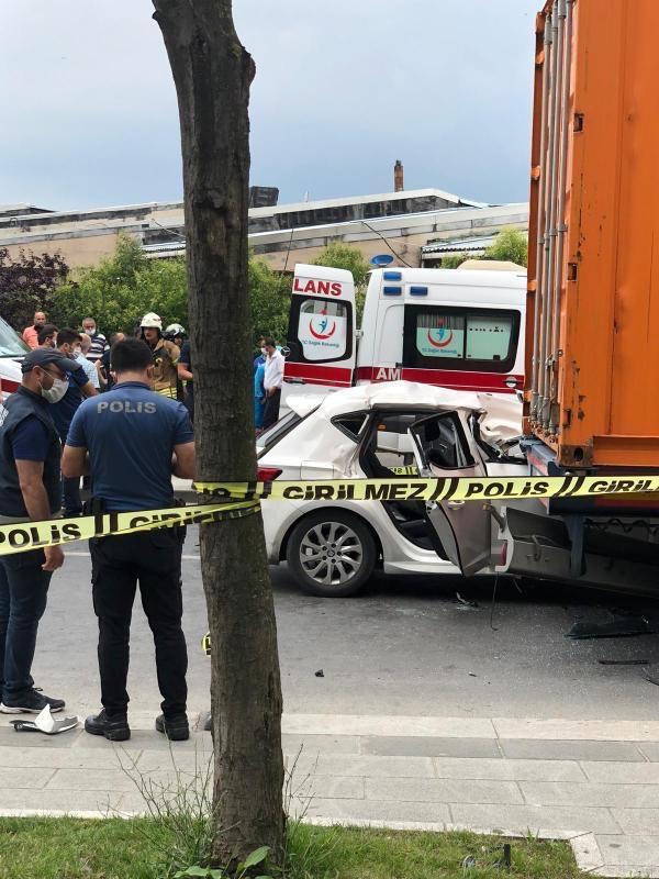 Üsküdar'da otomobil TIR'ın altına girdi - Resim: 1