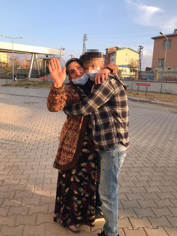 Van'da 2 haftadır sokak sokak oğlunu aradı! Bakın nerede bulundu - Resim: 0