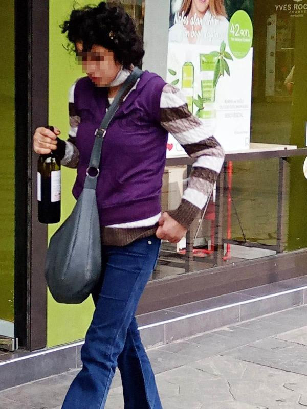 Sakarya'da genç kız polisi görünce bayıldı! Elinde fark eden telefona sarıldı - Resim: 0