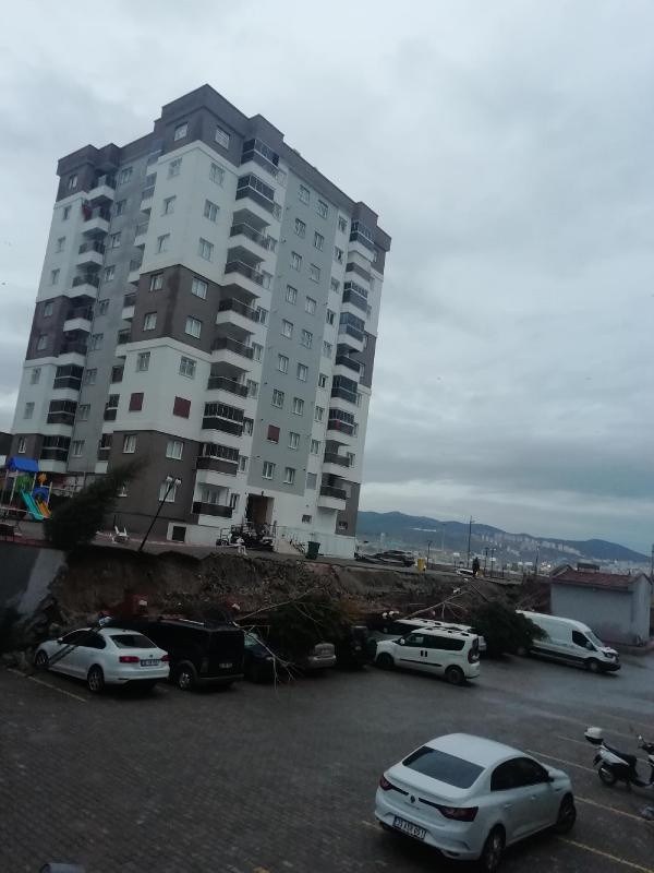 İzmir'de sitenin istinat duvarı çöktü: 20 araçta hasar var - Resim: 0