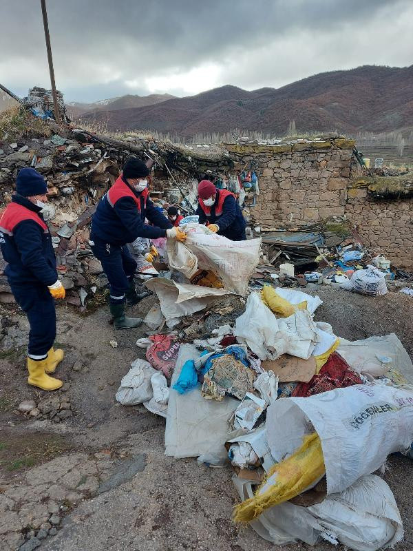 Konya'da 20 yıl boyunca çöp biriktirdi!  Eve girince şok oldular - Resim: 0