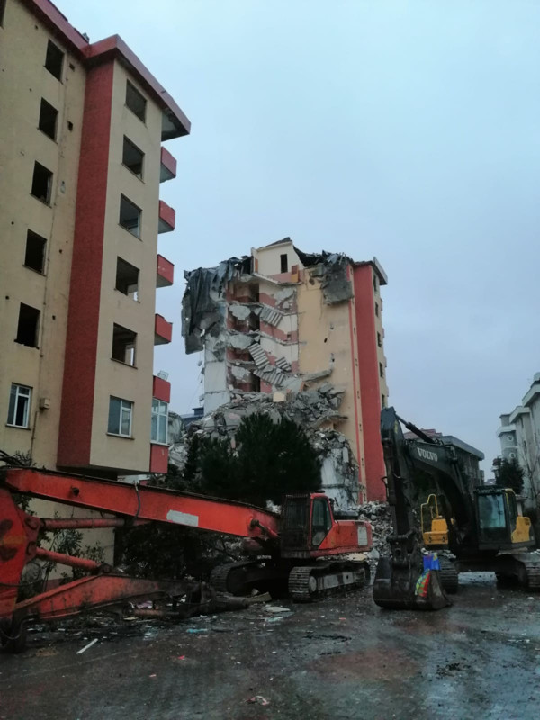 İstanbul'da binanın yıkımı yarım bırakılmıştı! Gece bu hale geldi - Resim: 0