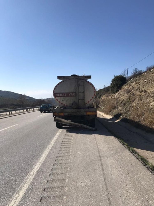 Manisa'da feci kaza! Otomobil tankere arkadan çarptı hurdaya döndü - Resim: 0