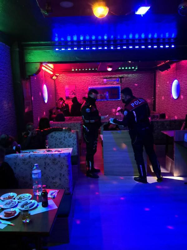 Konya'da yasağa rağmen açıktı! Baskın yapıldı ekipler de şaştı kaldı 25 kişi... - Resim: 0