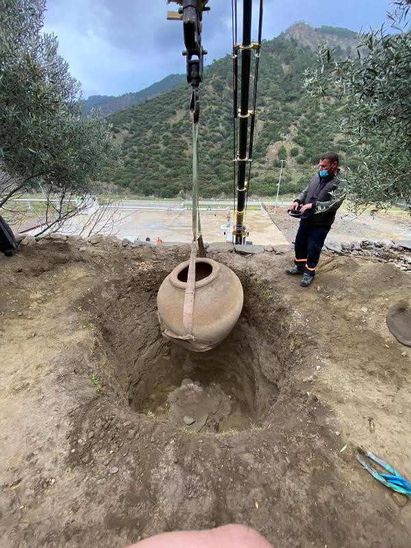 Gören jandarmaya ihbar etti! Aydın'da 1,5 metre boyunda küp bulundu - Resim: 0